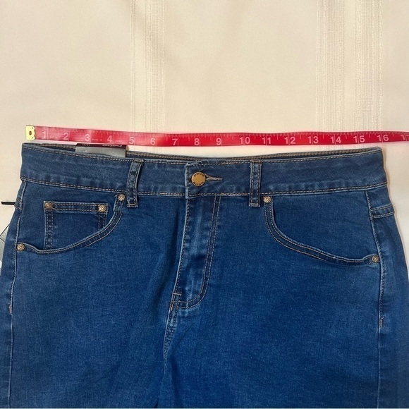 bebe Raw Edge‎ Short NWT SZ 12 31 Embellished Medium Wash - Picture 9 of 13